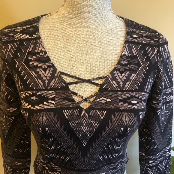 HOLLISTER Tribal Crop Top - Picture 3 of 9